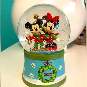 Mickey and Minnie Christmas snow globe